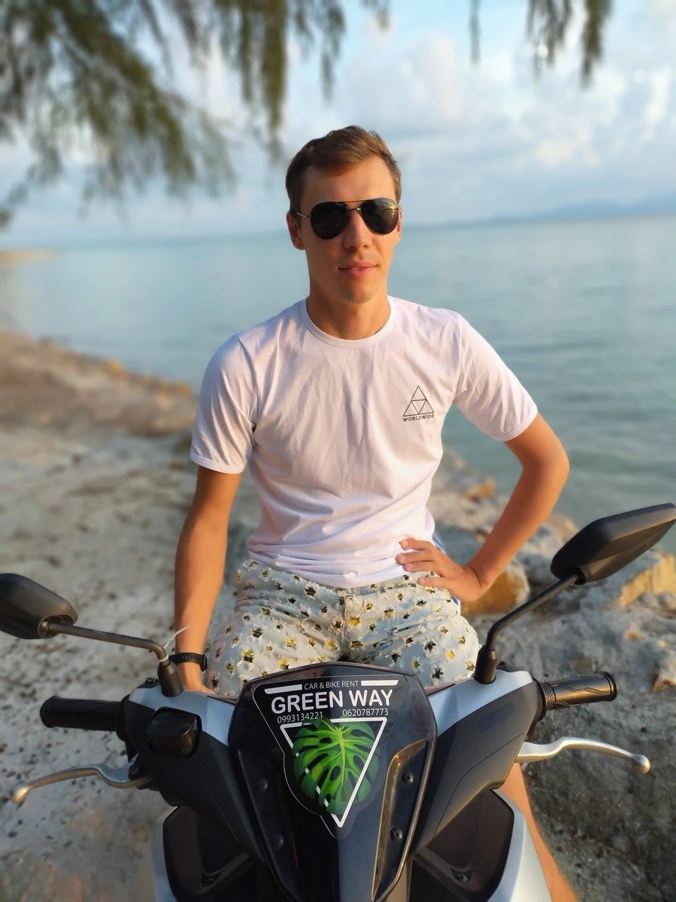 Ваня на скутере Green Way у моря на Пхангане