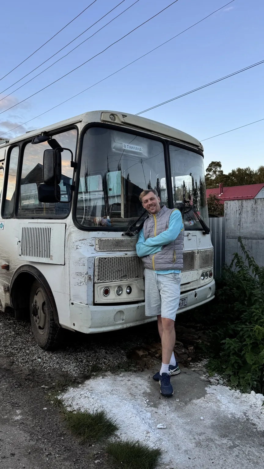 Ваня стоит рядом с автобусом ПАЗ в Иванове