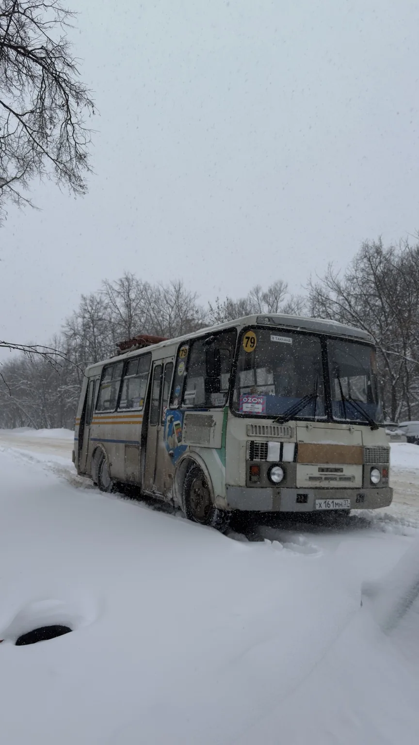 Заснеженный ПАЗ на зимней дороге Иванова