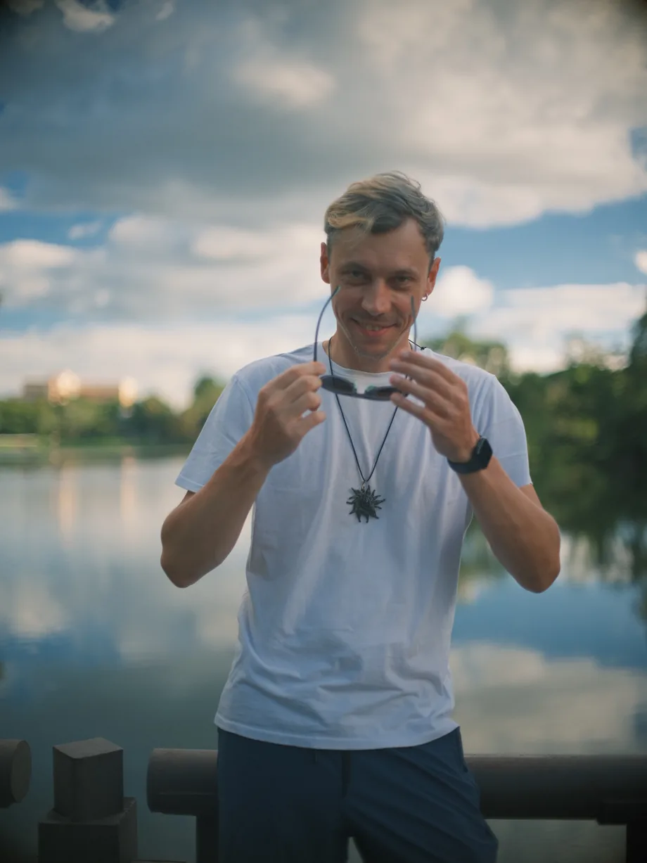 Ваня улыбается на природе
