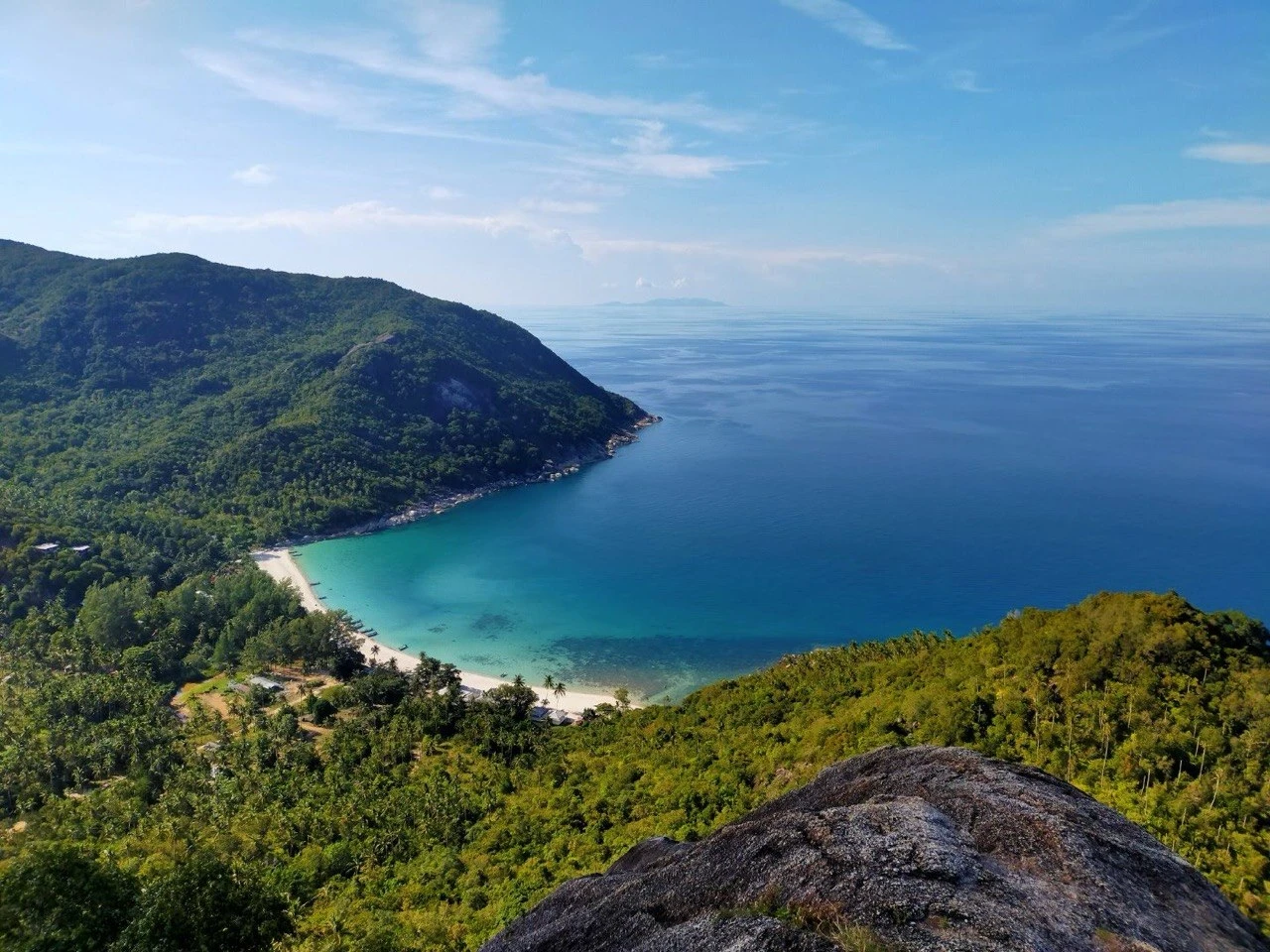 Вид с Phasawan Viewpoint на бухту с белым пляжем и бирюзовой водой