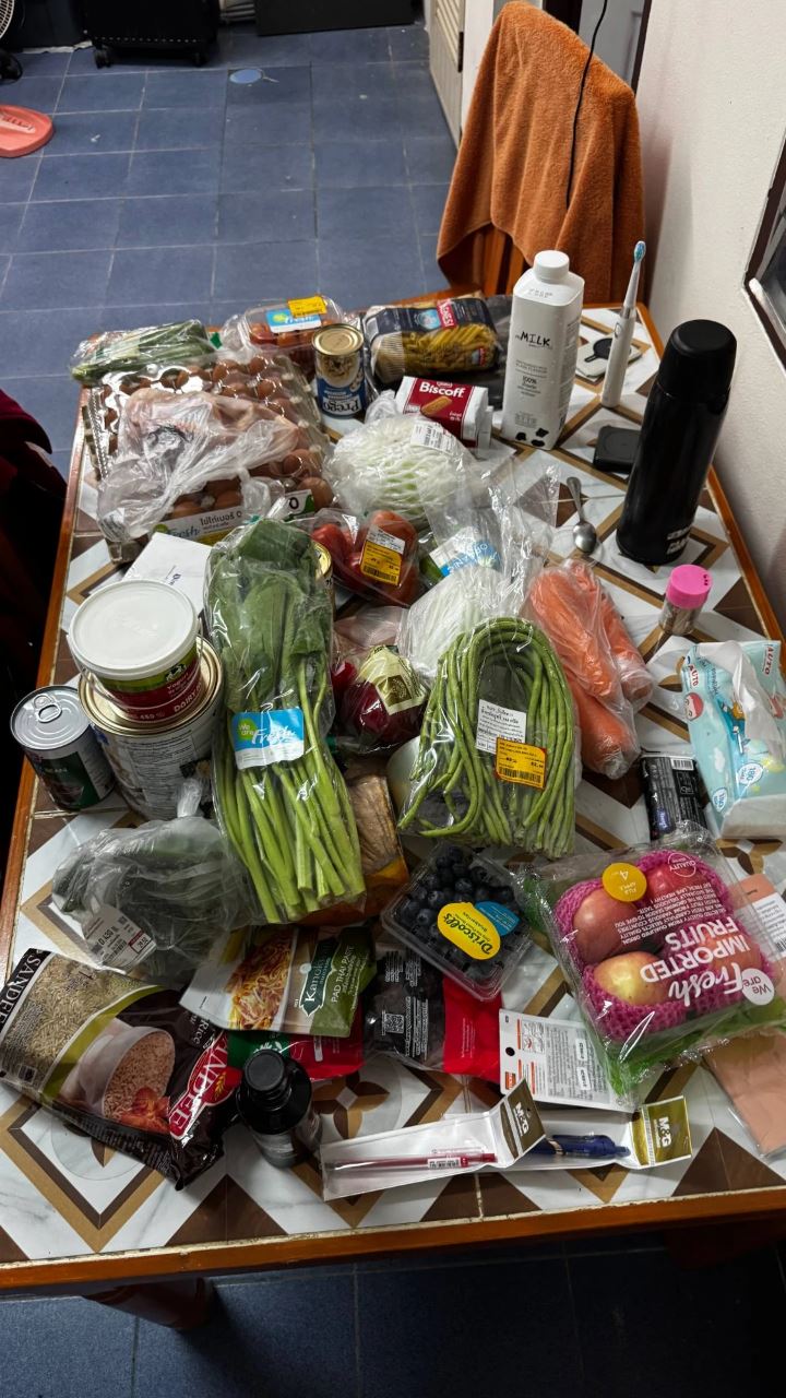 Продукты из Big C на столе: овощи, яйца, курица, молоко, фрукты