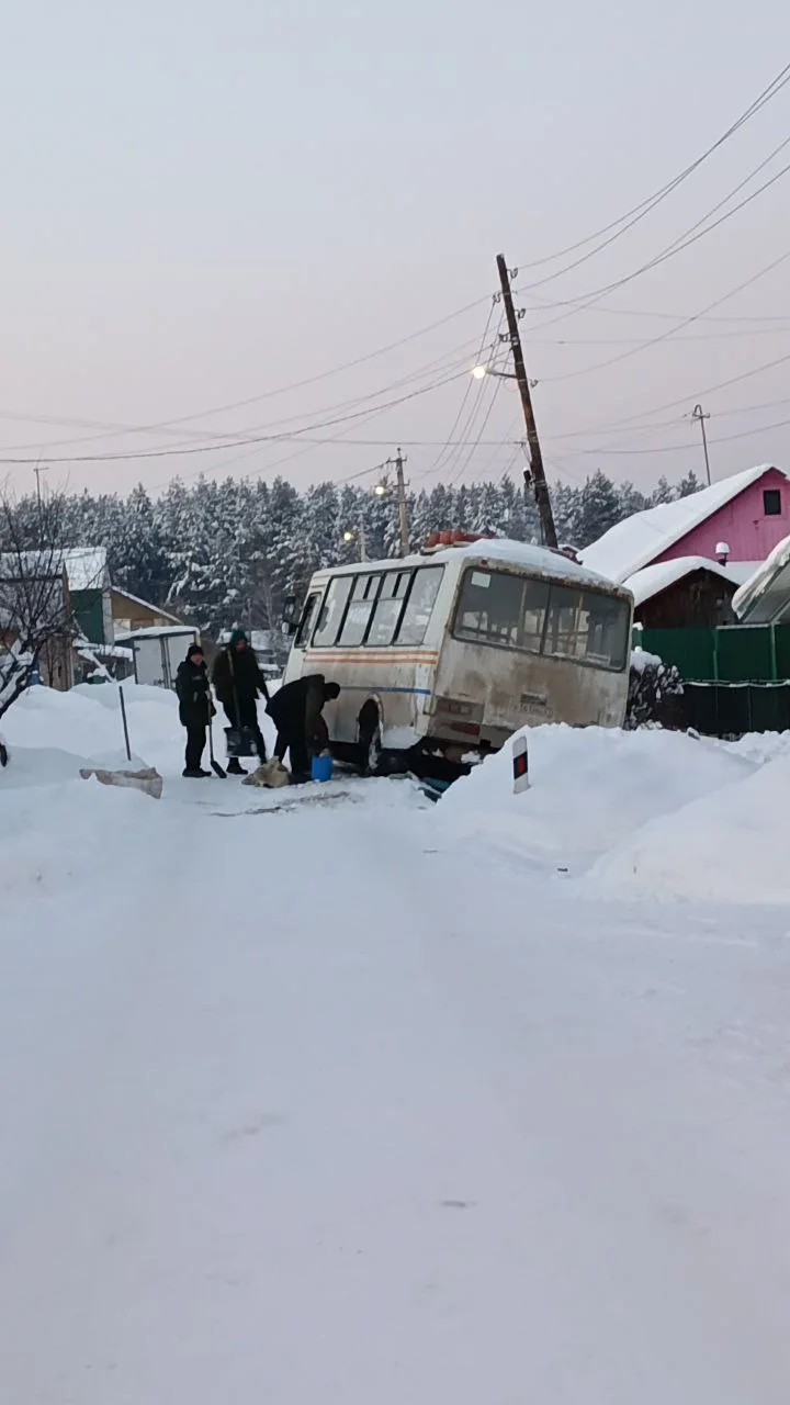 ПАЗик застрял в снегу возле соседского дома