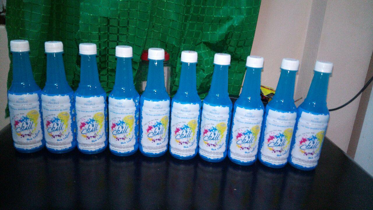 Бутылки голубой воды в магазине